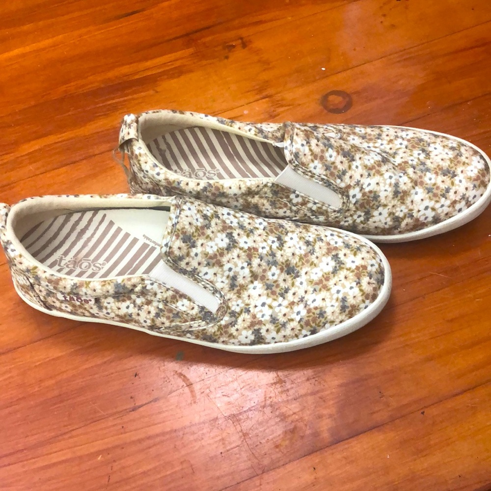 Taos womens tan floral size 7